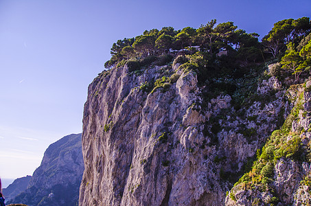 阿马德奥镇阿马尔菲海岸岩石的详情背景