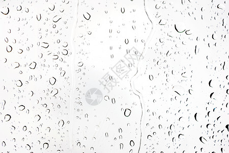 玻璃上的雨滴 水滴的轮廓 在透明表面上图片