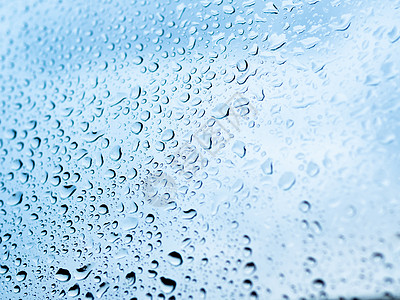 玻璃上有雨滴 蓝色轻水滴在透明表面的轮廓湿气湿度雨量倾盆大雨水分潮湿白色淋浴瓢泼大雨细雨图片