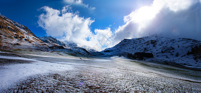 苏维采兰的阿尔卑斯山口 朱利尔帕斯高地上有雪和阴云的天空图片