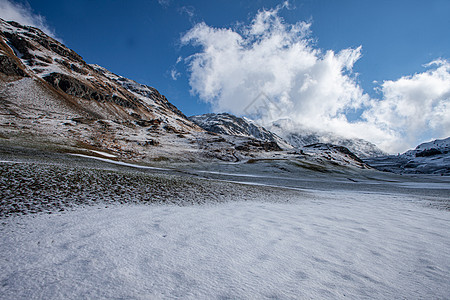 苏维采兰的阿尔卑斯山口 朱利尔帕斯海拔高雪旅行天空运输场景季节国家荒野全景顶峰曲线图片