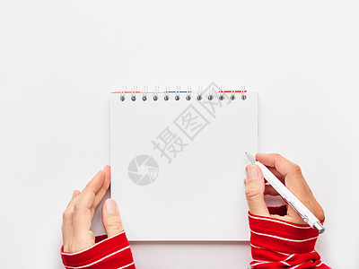 穿红色毛衣的女人正准备用白纸纸页的注纸写或画一些东西 顶级视图 平铺图片