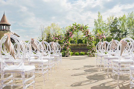 美丽的花岗拱门用于婚礼仪式 有粉红玫瑰和风味的花瓶 在池塘附近的公园外布置婚纱庆典大厦植物衬套椅子玫瑰婚姻房子庄园浪漫图片