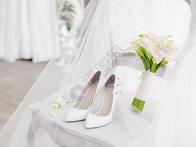 白鞋和带Calla百合的新娘花束 婚礼的细节扣眼面纱仪式白色衣服胸花植物投标婚姻配饰图片