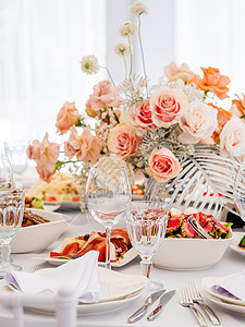 用餐具和花瓶里的鲜花 做婚礼宴席的餐桌 面条彩色装饰品褐色餐厅派对玻璃咖啡店桌子餐巾作品小吃庆典背景图片