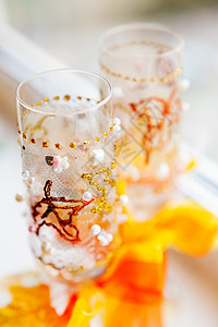 纯酒杯 传统的装饰用提琴 用于婚礼宴会礼堂器皿仪式橙子手工创造力风格婚姻餐具派对工艺图片