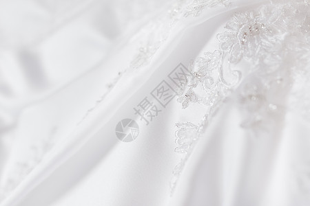 新娘穿着刺绣元素和珠子的礼服 婚礼仪式上的传统象征性从属品是新娘褶皱卷曲丝绸婚姻漩涡褐色蕾丝白色衣服织物图片