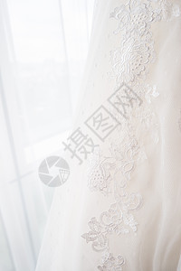 新娘穿着刺绣元素和珠子的礼服 婚礼仪式上的传统象征性从属品是新娘漩涡纺织品裙子婚姻配饰织物衣服蕾丝面纱丝绸图片