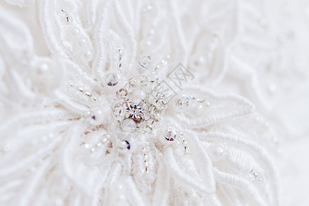 新娘穿着刺绣元素和珠子的礼服 婚礼仪式上的传统象征性从属品是新娘织物蕾丝衣服婚姻卷曲白色裙子面纱纺织品配饰图片