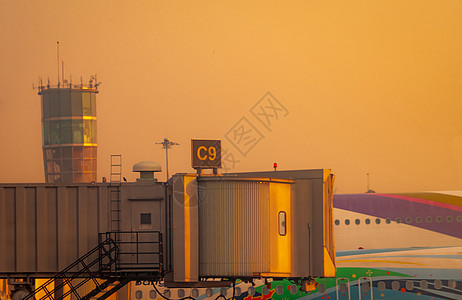 商用飞机停在喷气桥 供客机起飞技术飞机场日落加载运输乘客交通出租车机场安全图片
