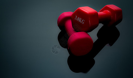 在黑色背景上隔离的红和黑粉红色哑铃 2 3千肌肉运动培训师耐力身体健身房体力活动金属训练图片