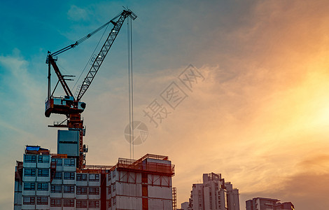 有起重机和建筑的建筑工地 房地产业商业金属工程建筑学蓝色房子脚手架机器玻璃住房图片