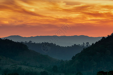 山上美丽的自然景观 有日落的天空和公园蓝色橙子顶峰墙纸风景天际热带旅行旅游图片