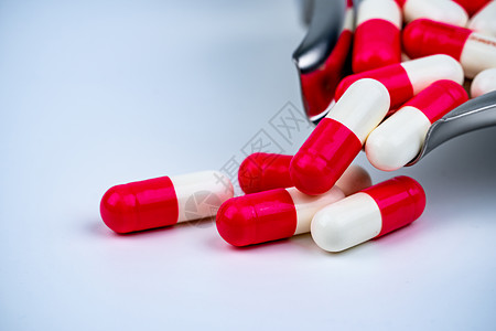 红白胶片药丸 不锈钢药品托盘和一些店铺镇痛药预防治疗医院胶囊药店药片诊断药物图片