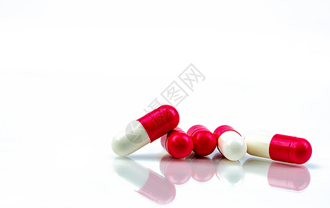 在白色背景中被隔离的红白抗生素胶片药丸图片