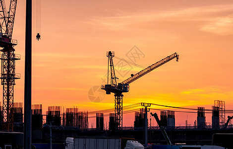 有起重机和日落天空的建筑工地住房工作项目房子技术生长安全水泥植物金属图片