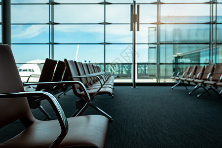 机场候机楼起程休息室的乘客座位玻璃贵宾飞机场椅子房间航班商业航空公司旅游大堂图片
