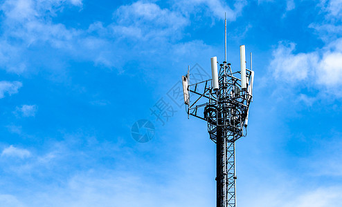 带有蓝天空和白云的电讯塔回春信号广播供应商蓝色技术电视卫星手机商业天空图片