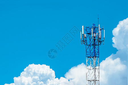 带有蓝天空和白云的电讯塔回春天空电磁细胞手机信号网络播送收音机发射机广播图片