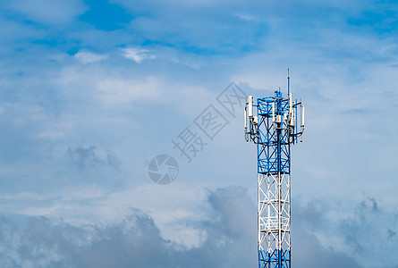带有蓝天空和白云的电讯塔回春细胞电话卫星发射机传播技术商业电视金属数据图片