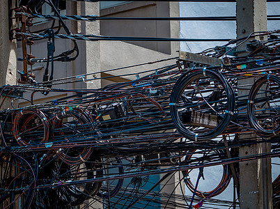 城市电线杆上对接的电线线路基础设施建筑纤维困惑电气技术景观电缆电讯工程图片