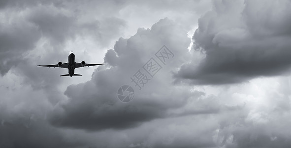 空中飞机在黑暗天空和白云上飞行 商业航空公司死亡假期运输天气旅行航空喷射空气航班速度图片
