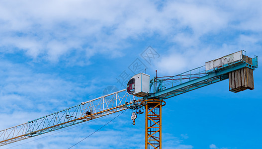 有起重机和建筑的建筑工地 房地产业公寓商业工人住房蓝色住宅房子技术工程玻璃图片