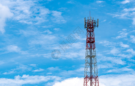 带有蓝天空和白云的电讯塔回春电磁天线电话供应商天空数据车站技术播送商业图片