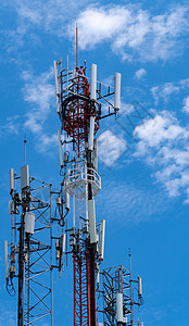 带有蓝天空和白云的电讯塔回春天空收音机蓝色卫星工程商业技术电磁广播网络图片