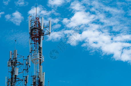 带有蓝天空和白云的电讯塔回春电话卫星手机网络播送技术数据电磁金属微波图片