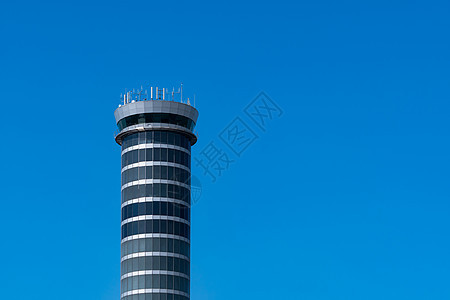机场的空中交通管制塔对准晴朗的蓝天图片