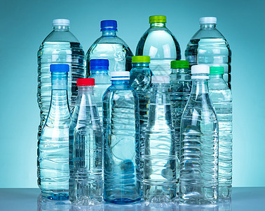 一套带有空白标签的透明塑料水瓶 明确包装饮料团体回收苏打矿物蓝色液体收藏宠物图片