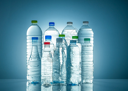 一套带有空白标签的透明塑料水瓶 明确包装蓝色回收收藏团体饮料宠物苏打活力液体图片