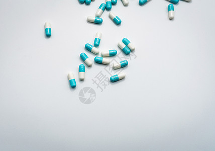蓝白色胶囊药片在白色背景上传播 药剂师图片