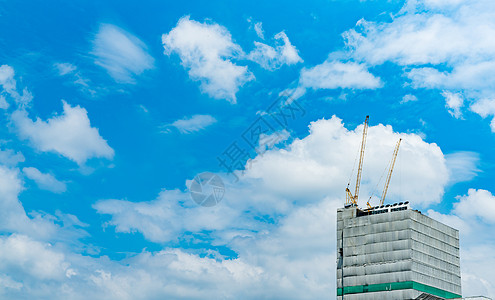 有起重机和建筑的建筑工地 房地产业植物水泥住宅城市蓝色房子项目商业安全天空图片