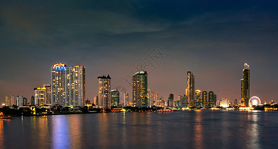 现代建筑的城市风景 在夜里靠近河边反射景观酒店建筑学旅行建造城市天空蓝色首都图片