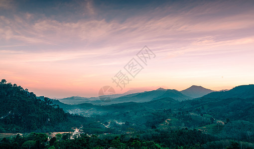 山上美丽的自然景观 有日落的天空和森林太阳旅行环境橙子墙纸农村旅游公园爬坡图片