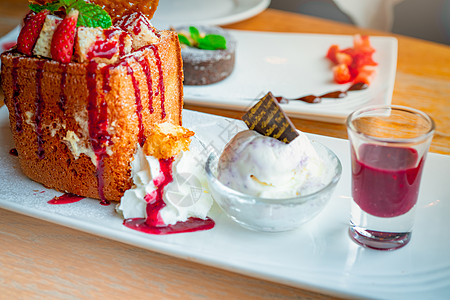 蜂蜜烤面包加草莓 一边的鲜奶油熔岩桌子蜂蜜配料蛋糕高热量面包鞭打水果甜点图片