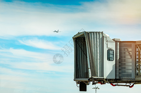 商业航空公司在机场起飞后搭乘喷气机桥喷射加载服务空气出租车跑道乘客飞机场航空蓝色图片