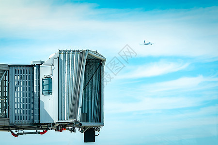 商业航空公司在机场起飞后搭乘喷气机桥天空蓝色加载服务空气飞机旅行假期旅游跑道图片