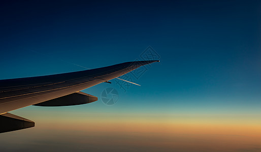 空中飞机在蓝天飞翔 风景优美飞机高度天空翅膀交通喷射旅行尾巴假期航空公司图片