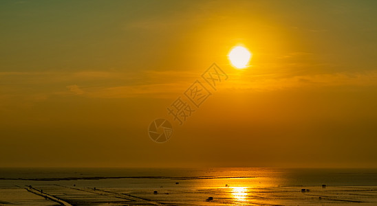 美丽的夕阳天空 海滩日落 黄昏的海与天空 热带风景太阳头脑全景假期墙纸橙子港口反射海浪图片