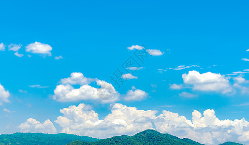 蓝色天空和白色的积云层在青山上云彩森林旅行天堂热带环境气候风景阳光晴天行星图片