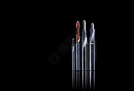 在暗底背景上隔离的特殊工具 用于特别订购铣削螺旋高速钢金属金工研磨机刀具维修涂层作坊图片