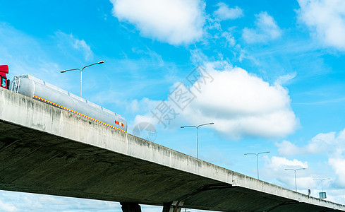 高架混凝土高速公路底部视线 越过混凝土道路光束交通电话立交桥建筑建筑学天空工程电话亭卡车图片