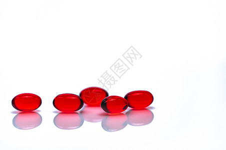 红色软凝胶胶胶片药丸 在白色背景上被孤立胶原药片椭圆形失眠睡眠女士抗衰老药剂学药物制药图片