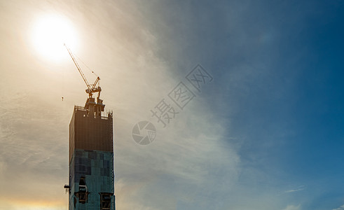 有起重机和建筑的建筑工地 房地产业机器城市办公室安全项目脚手架房子工作住宅卷轴图片