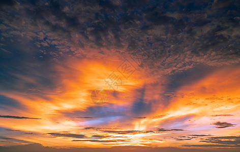 美丽的日落天空 金色和橙色的天空与乌云自由阳光橙子气候戏剧性蓝色太阳光太阳地球世界图片