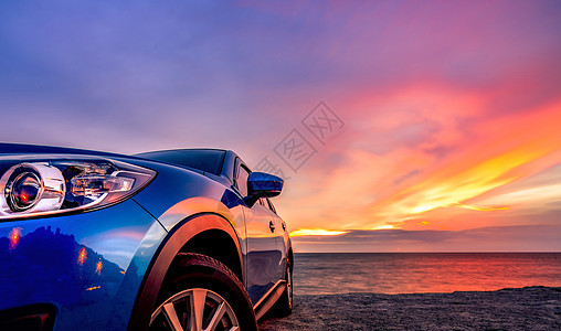 蓝色紧凑的SUV车 有运动和现代设计 由Baac停放汽车技术旅行假期车辆服务海岸太阳日出日落图片