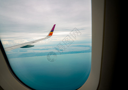 空中飞机在蓝天飞翔 风景优美天空航空公司自由航空航班旅行旅游热带蓝色运输图片